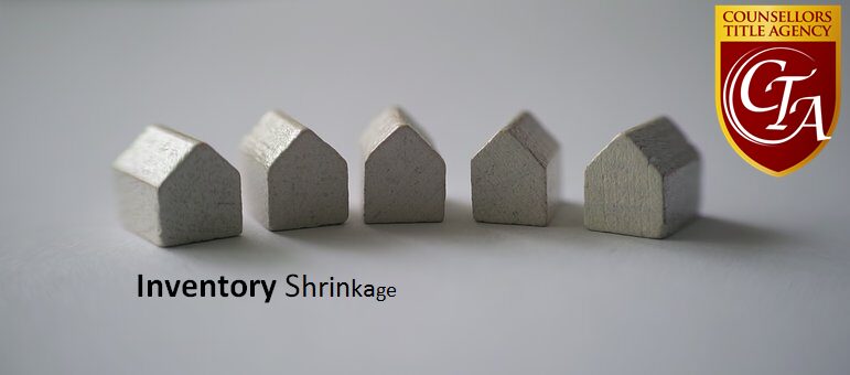 Four small wooden house models symbolizing memory shrinkage.